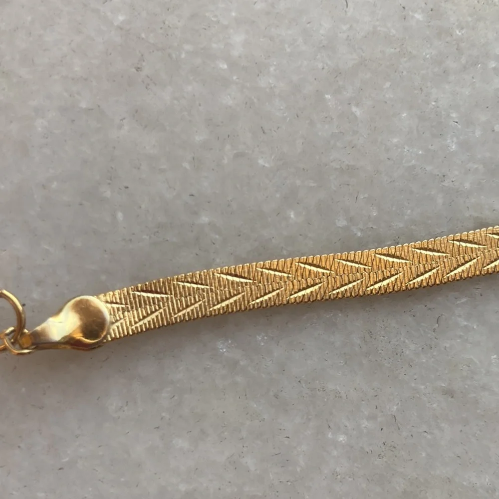 Vintage 80’s 90’s 18” gold plated herringbone necklace diamond cut double sided